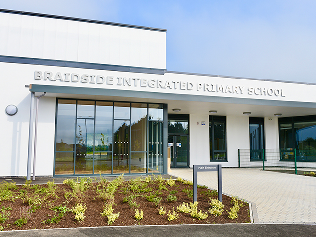 Helping Braidside Integrated Primary School migrate from mobile classrooms to a new £5m state-of-the-art facility in Ballymena.