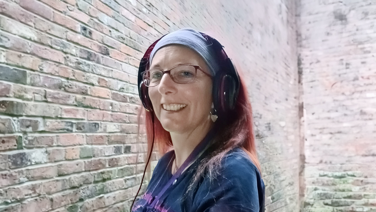 Headshot of Laura Holmes